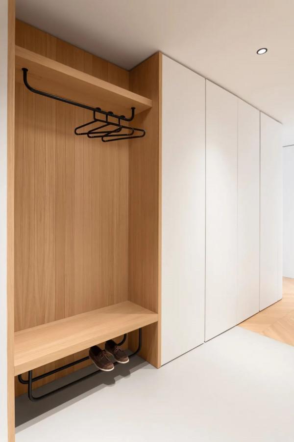 世界的好室 | 全屋定製隱形門櫃，木色配黑白溫馨又整潔