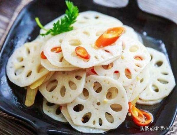 蓮藕焯水只加白醋，難怪還發黑？只需多加1味料，蓮藕白淨脆爽