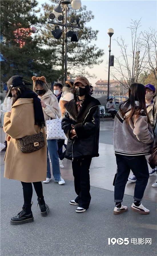 網友環球影城偶遇楊冪張大大 一雙細直腿太吸睛 網友環球影城偶遇楊冪張大大 一雙細直腿太吸睛