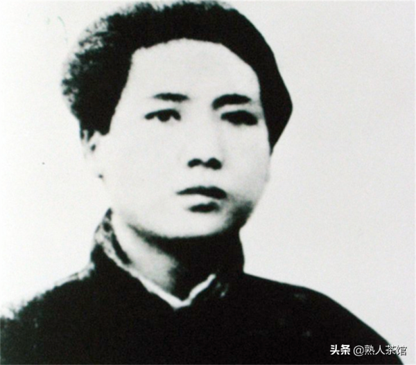 家宴上，毛主席抓著老人的手，對江青和大家說：你們知道他是誰嗎