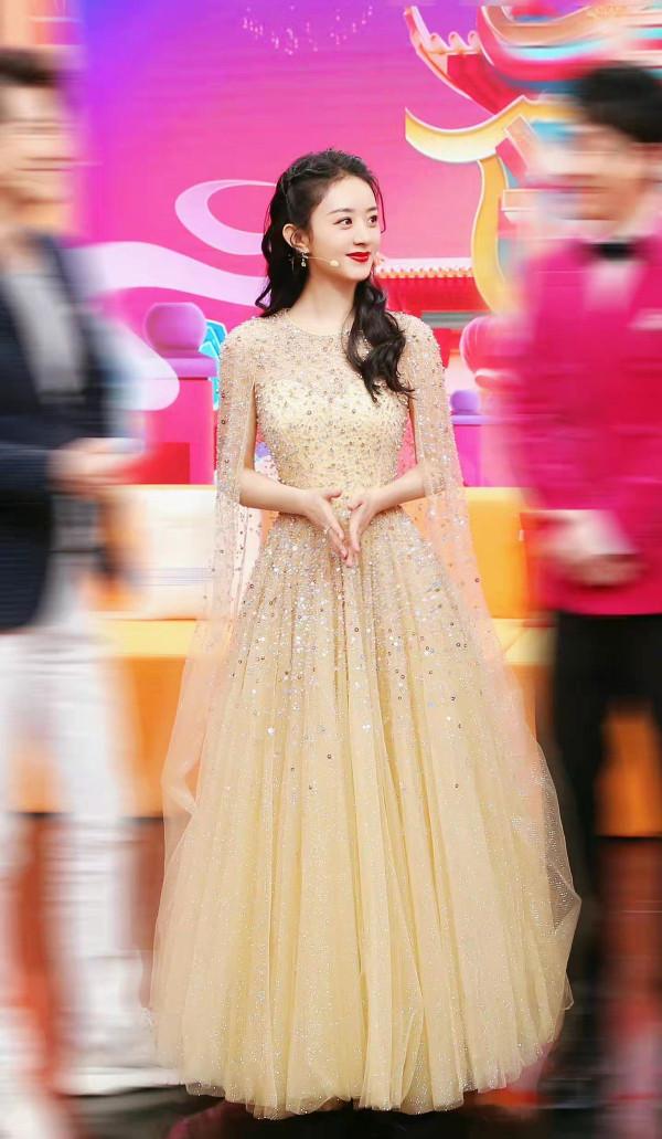 趙麗穎春晚送祝福！穿香檳碎鑽裙造型封神太驚豔，口紅色號火出圈