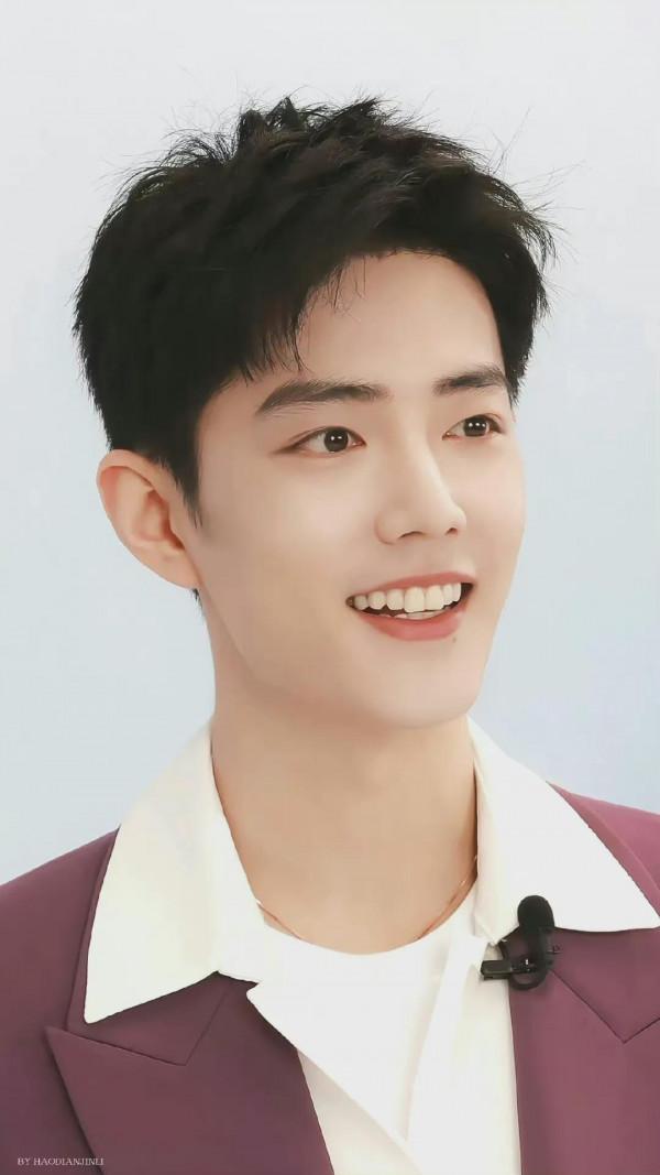 肖戰紫色西裝桌布