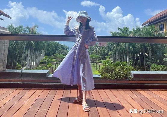 舒暢街頭買年貨無人識，穿大紅色貌美，摘口罩出道30年還是少女顏