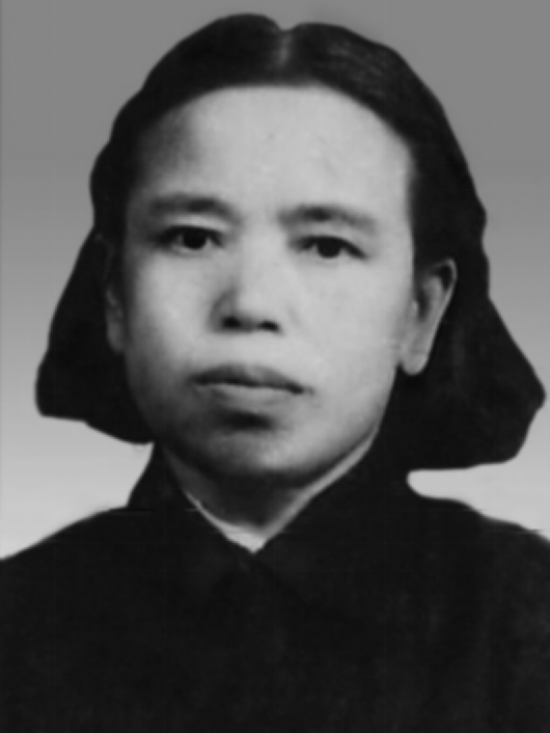 2011年，83歲的老人撫摸著一座墓碑，深情地說：父親，我是宜兒啊