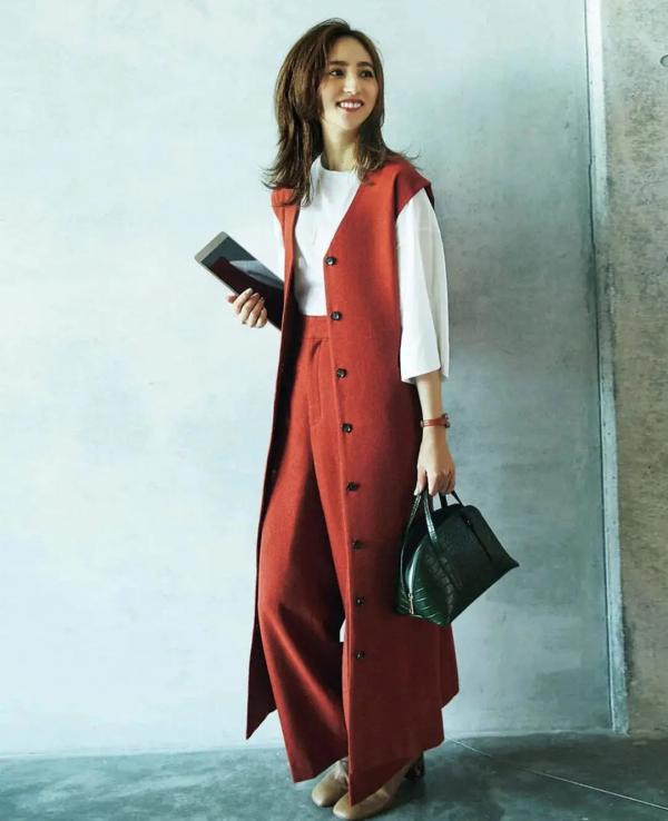 長馬甲也能穿出高階感，瞧這些時髦精的造型，40+50+的女人都愛了