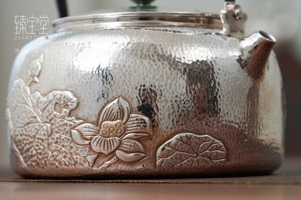 純金布目呈現祥瑞錦鯉,這把銀壺你感興趣嗎? 純金布目呈現祥瑞錦鯉,這把銀壺你感興趣嗎?