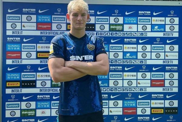 官方：國際米蘭簽下波蘭17歲前鋒茹貝雷克