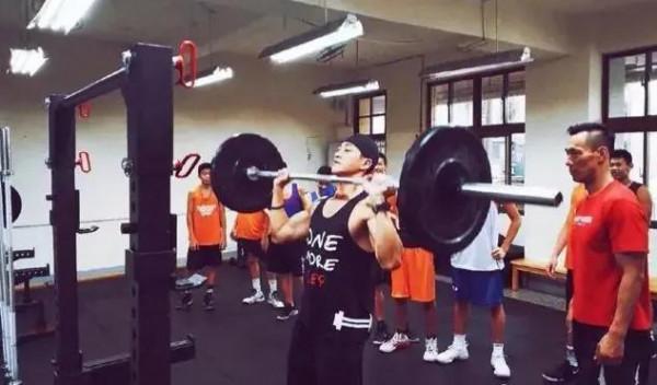 46歲何潤東八塊腹肌真撩人，40+中年人如何擺脫油膩啤酒肚？