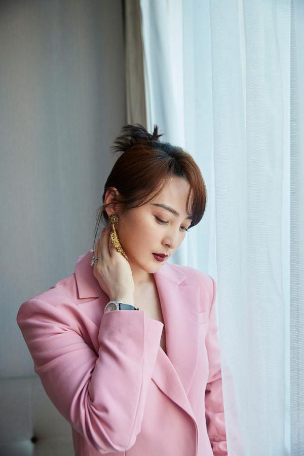 蔣勤勤獲風格大賞態度女性 穿粉套裝優雅知性從容大氣 蔣勤勤獲風格大賞態度女性 穿粉套裝優雅知性從容大氣