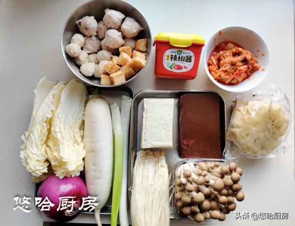 自制韓式部隊火鍋，食材搭配豐富靈活，簡直是冬日裡的一股暖流