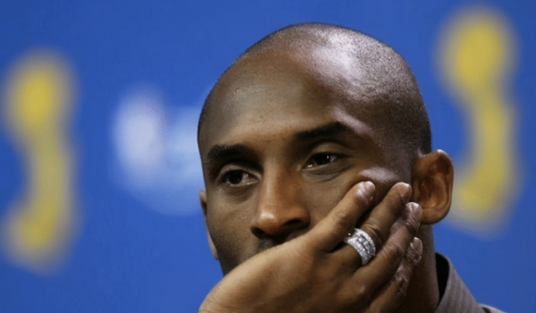 科比救球時肘擊球迷被起訴，雙方打七年官司，最後科比賠了多少？