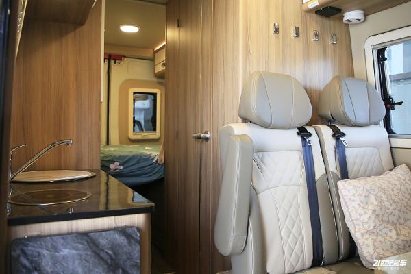 一家三口旅居首選B型房車！全車軟包功能完善！實拍金冠賓歌B500