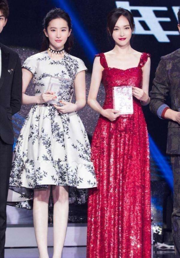 當80後美人遇到90後美人，真是一代不如一代，顏值差距一目瞭然
