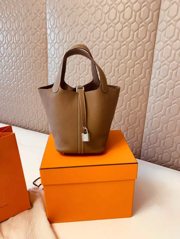 女生第一個大牌包包怎麼選？這30款揹包十年都不過時