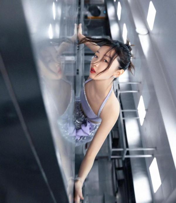 周冬雨廚房冷感大片出爐，又辣又有氣質