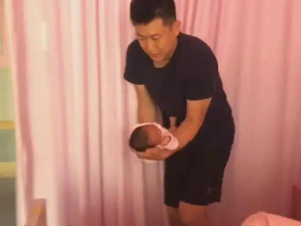 有一種“為難”叫新手爸爸抱娃：隔著螢幕，都能感覺他們太難了