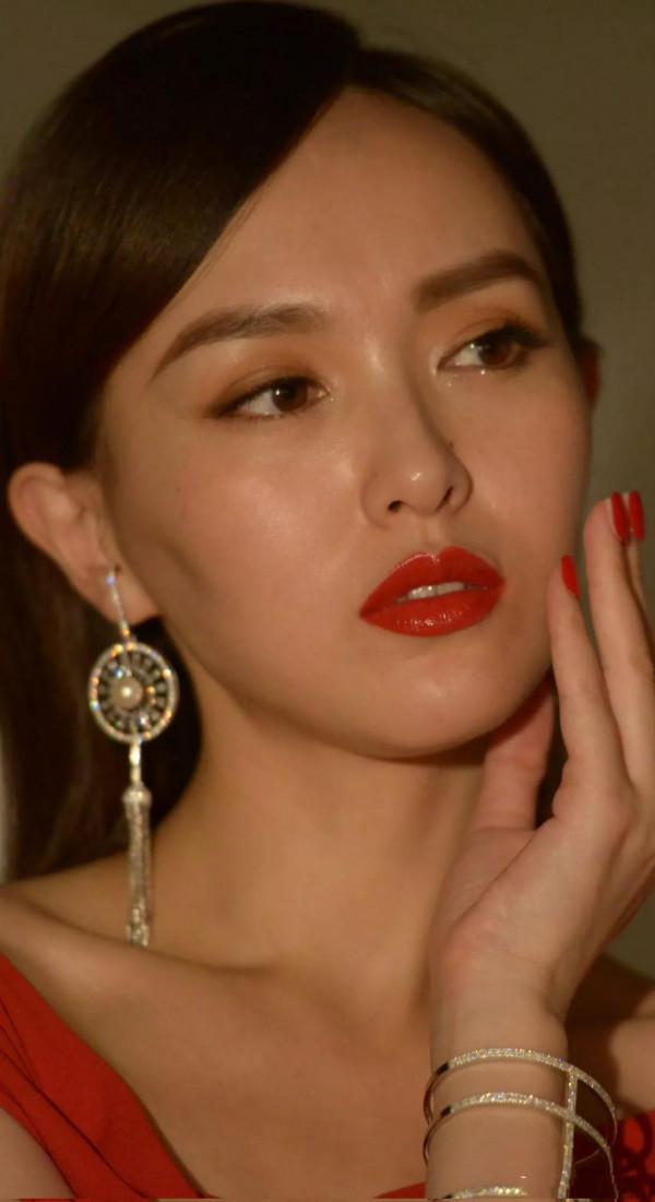 唐嫣結婚以後臉色越來越紅潤,面板也變好了很多 唐嫣結婚以後臉色越來越紅潤,面板也變好了很多