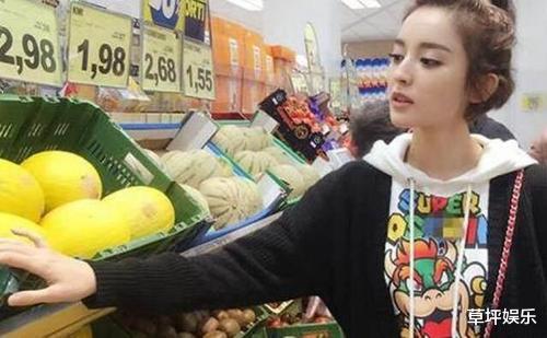 明星買菜：胡歌騎腳踏車，芹菜裝滿車筐，趙麗穎邊嘗邊買塞滿一嘴