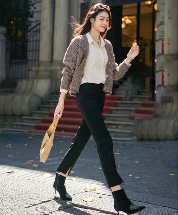 “小黑褲+短靴”是冬季最火下裝組合,顯瘦就算了,還很優雅時尚 “小黑褲+短靴”是冬季最火下裝組合,顯瘦就算了,還很優雅時尚