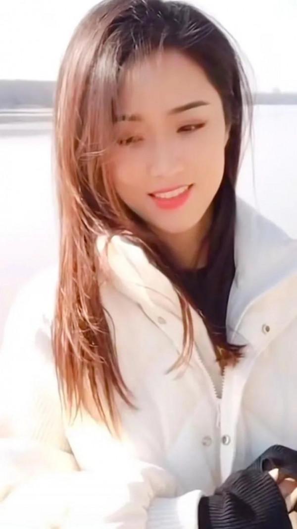 毛曉彤天真無邪，三妮漂亮尤佳