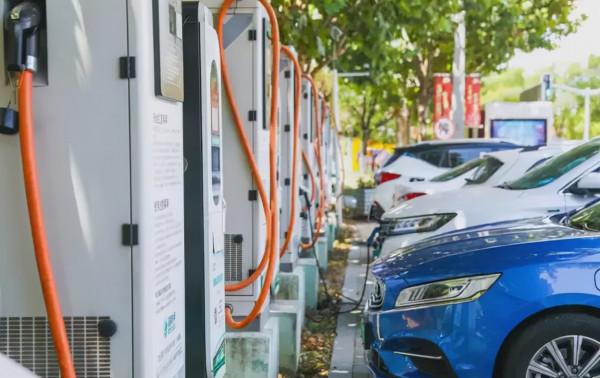 國慶新能源車高速充電困難，各車企高速超充規劃如何？