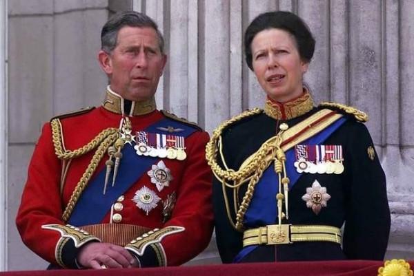 查爾斯也有柔情的一面:4歲託著妹妹爬窗戶,70歲還幫她整理帽子 查爾斯也有柔情的一面:4歲託著妹妹爬窗戶,70歲還幫她整理帽子