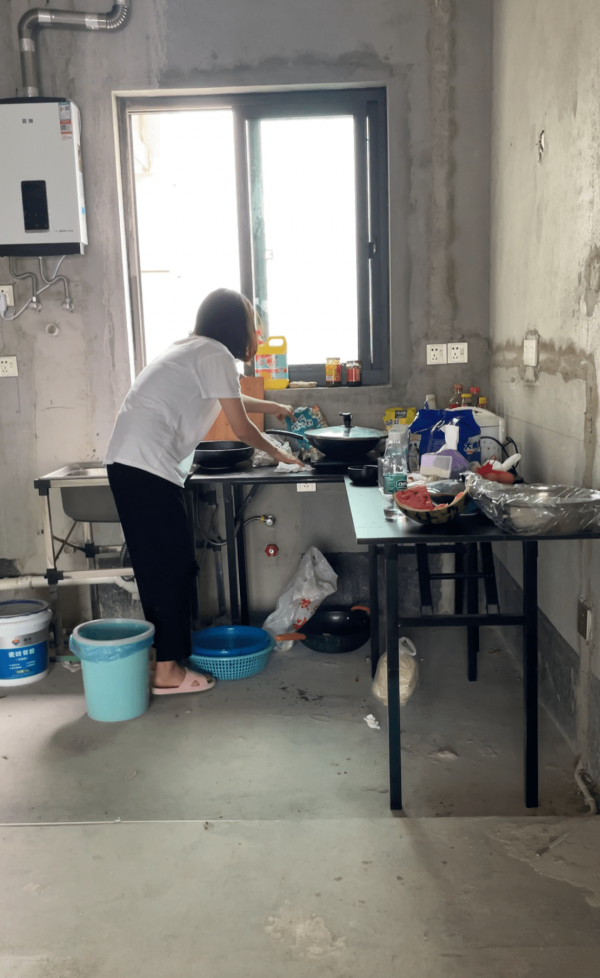 住進毛坯房的年輕人：屋內灰土掉渣漏雨，父母減少催婚次數