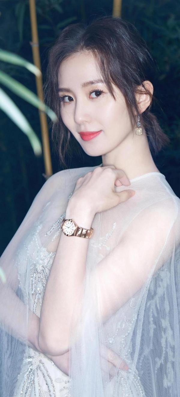 女神劉詩詩，高貴優雅