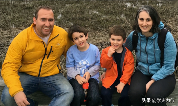 2011年，美國生物學教授感覺嘴裡有異物，取出後發現是條罕見蟲子