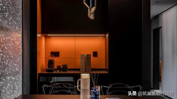 我就想把家設計成純黑色怎麼了？設計師：沒問題，安排