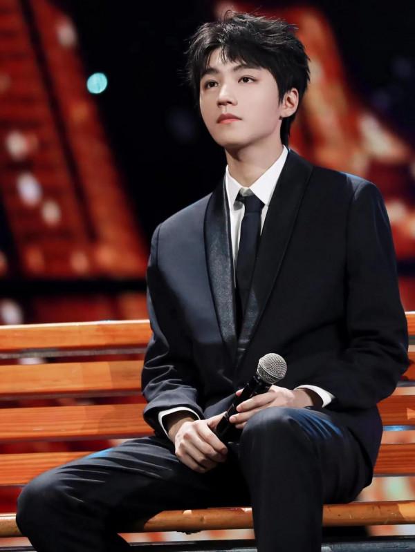 內娛穿西裝最好看的十位男明星：肖戰氣質絕佳，任嘉倫一人千面