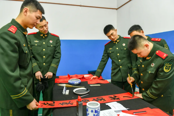 山西武警：軍營新春 揮毫潑墨迎新春