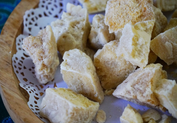 迪麗熱巴愛不釋手的酸奶疙瘩真的很難吃嗎？新疆人：沒見過世面