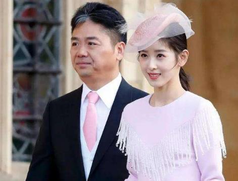 章澤天曬5歲女兒正面照，女兒長相隨了劉強東，身高超過媽媽腰部