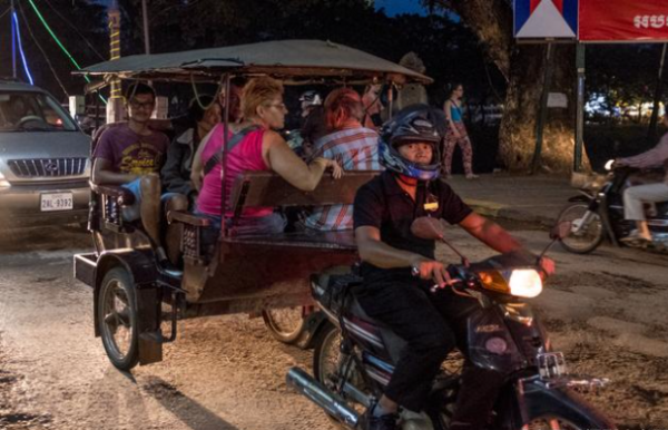 騎摩托車運鈔！柬埔寨人又開掛了