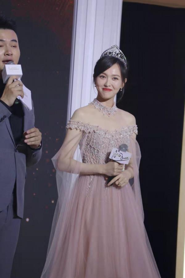 唐嫣真的是公主吧!穿碎鑽仙女裙戴王冠貴氣擋不住,幸福寫在臉上 唐嫣真的是公主吧!穿碎鑽仙女裙戴王冠貴氣擋不住,幸福寫在臉上