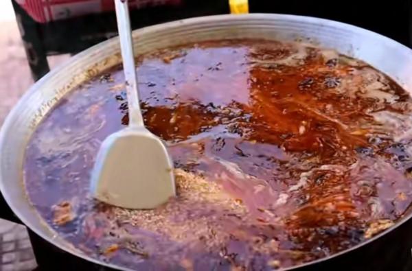 河南大姐賣小吃,人均20不限量,想吃先等2小時,老闆虧本也賣 河南大姐賣小吃,人均20不限量,想吃先等2小時,老闆虧本也賣