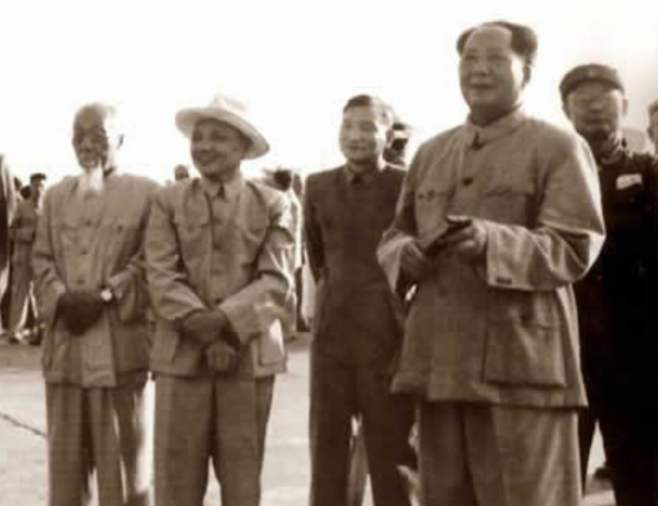 毛主席去南泥灣視察，王震請客吃燒雞，飯後主席悄悄將雞架塞兜裡