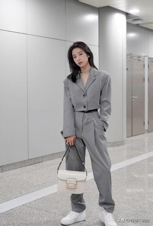 今年的外套流行“短一截兒”，時髦顯腿長，小個子穿上太美了