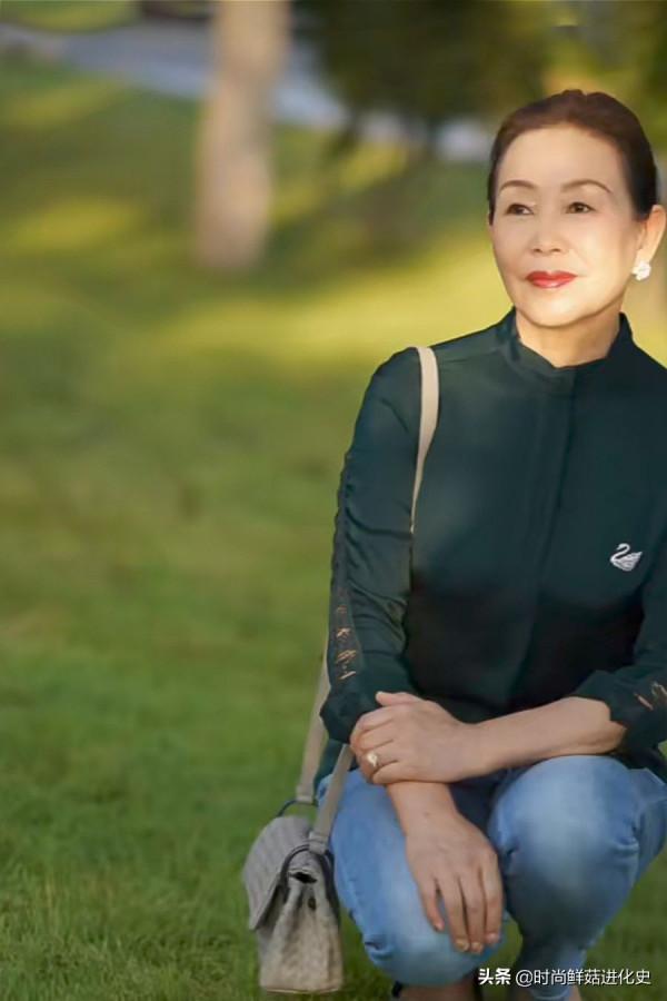 這才是50歲女人最美的打扮：“真絲衫+九分小腳褲”，優雅好精緻