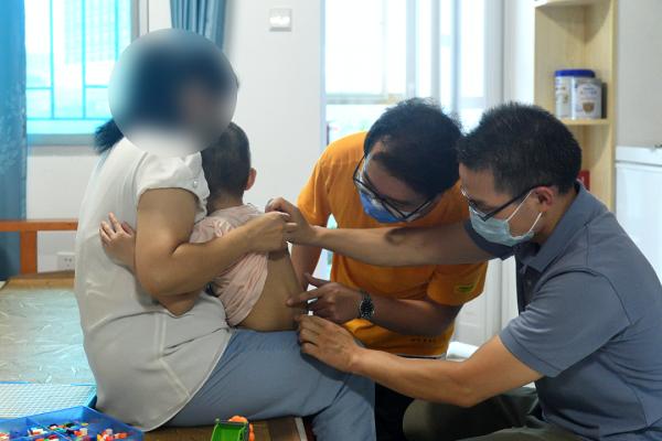 3歲女孩兩歲前能走路，現在只會爬！媽媽：天都塌了