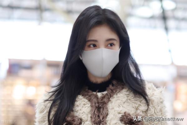 街拍：鞠婧神身穿白色羊羔毛小外套現身身材嬌小甜美可愛