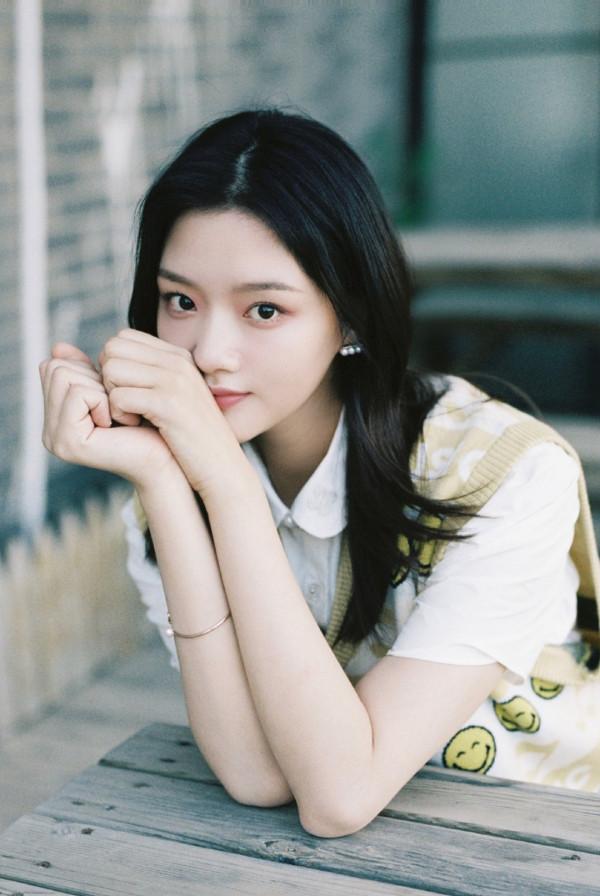 今年馬甲背心爆火，沈夢辰5套造型+5位明星“撞衫”搭配正確示範