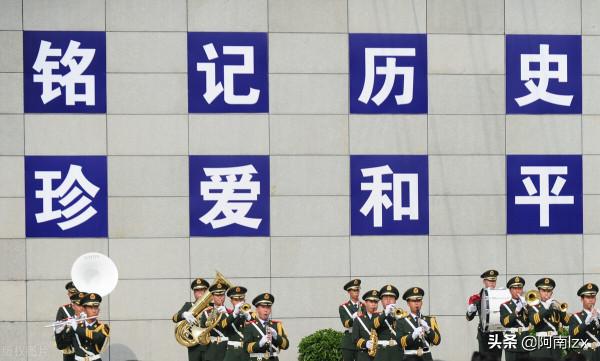 九一八！校長獨自在雨中肅立默哀。“不想讓學生淋雨”