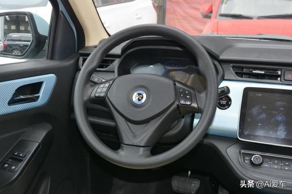 滿電跑410公里，快充大四座設計，便宜豪華代步車，華晨新日i03A