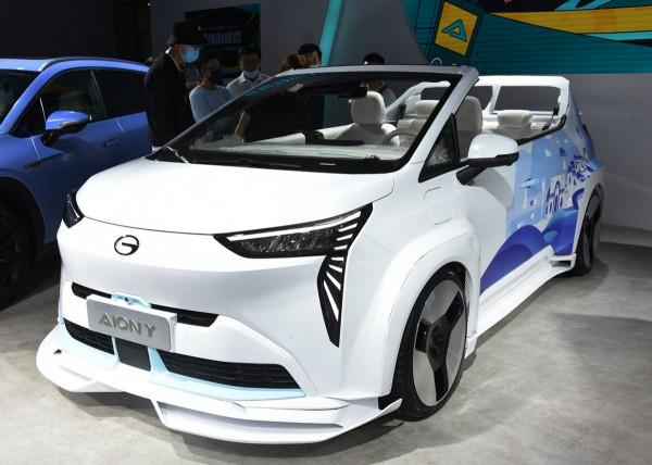 這臺AION Y一箭雙鵰：既能比比賽道，又能開敞篷拉風！
