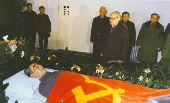 周恩來病重期間，每次做手術，在手術室外一直守護著的人是誰？