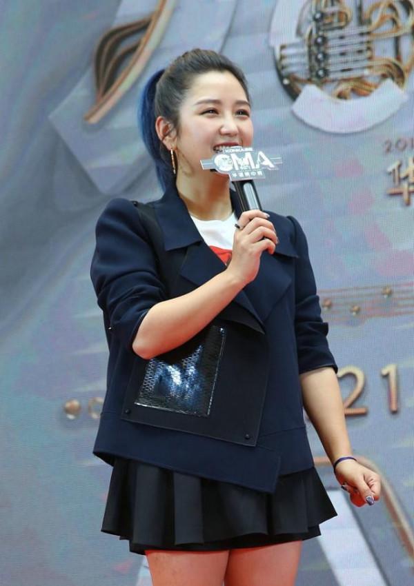 何潔肉肉的也挺好看，西裝配短裙秀雙腿，不咋瘦但很有氣質