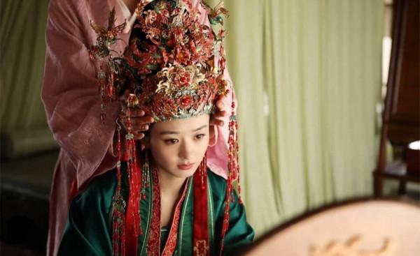 9款古裝頭飾引熱議：楊紫頭飾重好幾斤，鞠婧禕造型被指太廉價