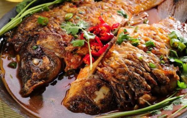 燉魚時，別用料酒白酒去腥了，換成這2樣，魚肉沒腥味，還更鮮嫩